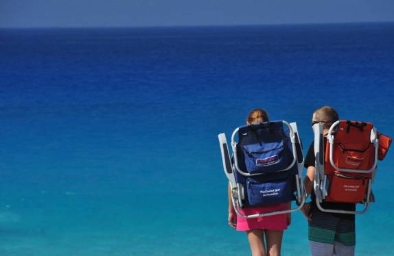 Com as populares cadeiras-mochilas, banhistas chegam à Kua Bay, ao norte de Kona, na Big Island, no Havaí